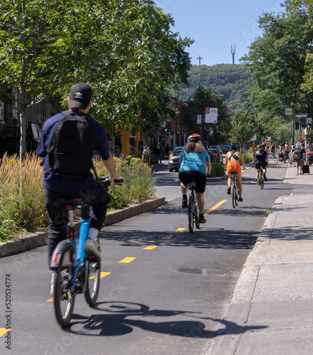 Groupe de cycliste en direction du mont Royal sur une piste cyclable de Montréal