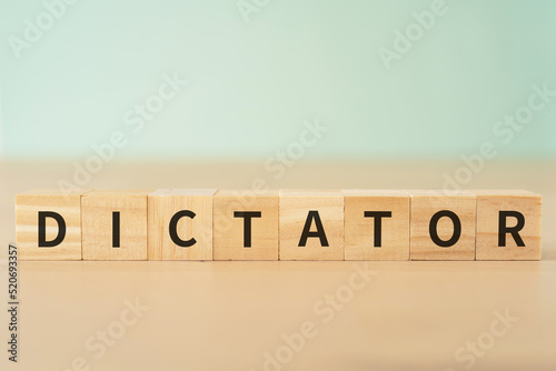 独裁者のイメージ｜「DICTATOR」と書かれたブロック 
