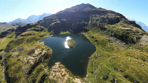 Vue panoramique sur les lacs et la pointe noire de Pormenaz en Haute Savoie