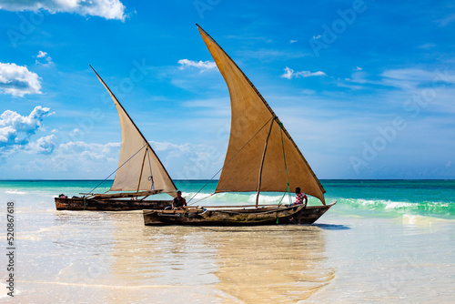 Sansibar, traditionelle Dhow-Holzboote an einem Strand im Indischen Ozean von Tansania in Afrika.