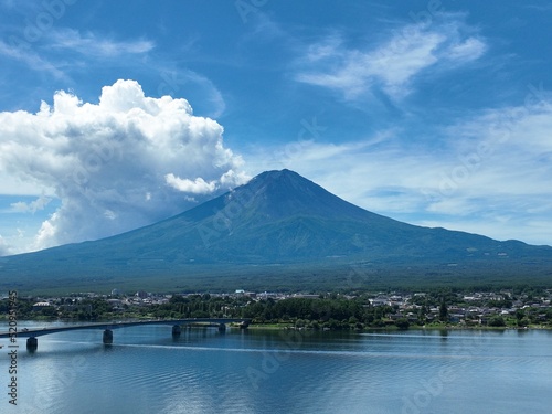 夏の富士山を河口湖から空撮した風景
