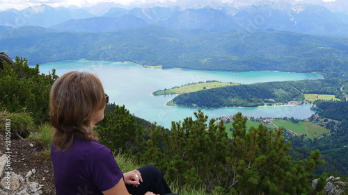 Wanderin blickt vom Martinskopf entspannt auf den Walchensee