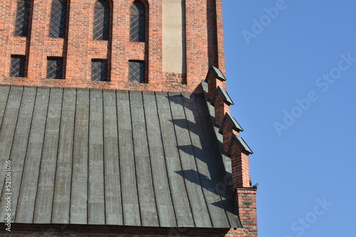 Dach i elementy poprzeczne na krawędzi dachu katedry w Braniewie
