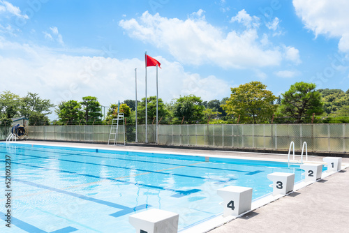 熱中症予防で解放不可の夏の屋外水泳プール 赤旗