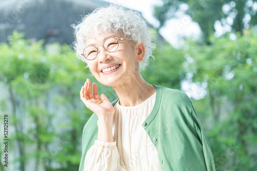 眼鏡をかけたシニアの日本人女性