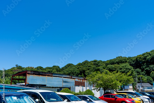 真夏の青空と駐車場の風景