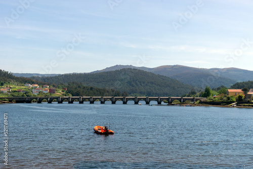 Ponte Nafonso. Puente sobre el río Tambre muy cerca de su desembocadura en el estuario de Noia y Muros. A Coruña, España.