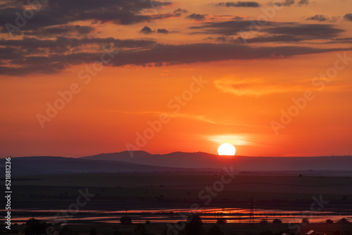Zachód słońca w Bułgarii. Pomarańczowe niebo, krajobraz 