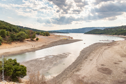 Sécheresse et manque d'eau dans le sud de la France - Le lac de Sainte-Croix et l'entrée des gorges du Verdon à leur niveau le plus bas