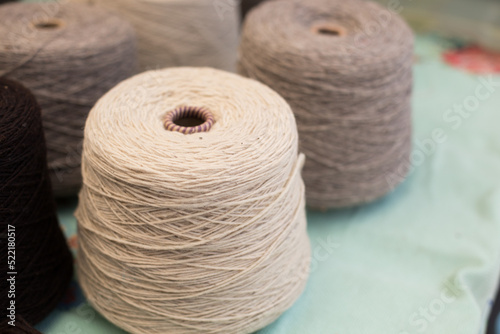 Rollos de lana de alpaca. Concepto de textileria y tradiciones.