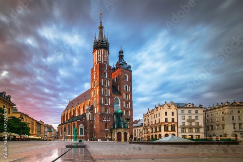 Rynek Główny w Krakowie z Kościołem Mariackim o wschodzie słońca latem - długi czas naświetlania