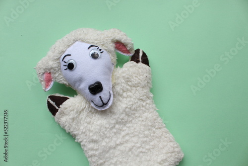 Titere de oveja de tela y felpa blanca