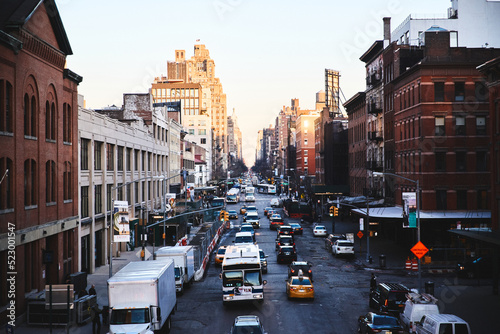  Quartier de Brooklyn avec facades en briques à New York City, USA, une rue avec de nombreuses voitures