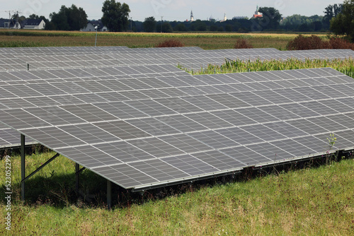 Farma ekologicznych paneli słonecznych na polanie.