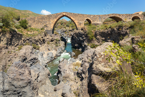 Centuripe e Adrano. Catania. Ponte Saraceno sul fiume Simeto