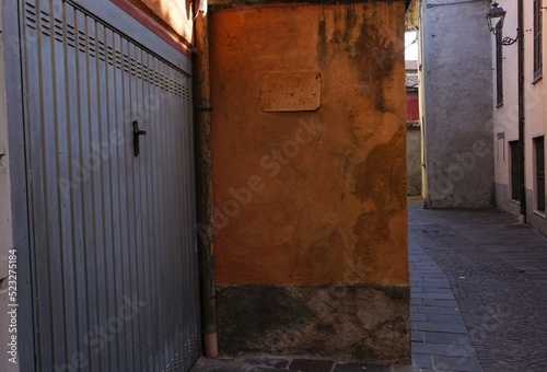 Veduta di una strada nel centro storico di Cassano d'Adda, subito dopo il sorgere del sole