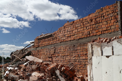 Demolition of an old red brick building. Rozbiórka starego budynku z czerwonej cegły.