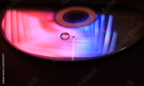 Płyta cd z kroplą wody i ledami