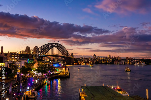 オーストラリアのシドニーで見た、ハーバーブリッジ周辺の夜景と、夕焼けから夜に変わる直前の空