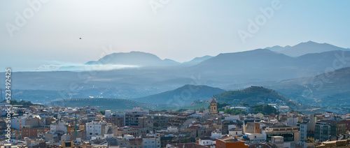 Vista panorámica de la ciudad de Jaén a primera hora de la mañana con montañas al fondo, España
