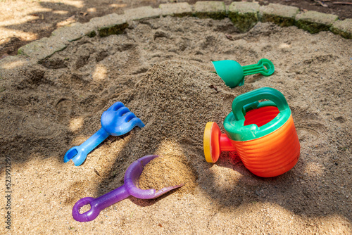 公園の砂場と子供用の遊び道具