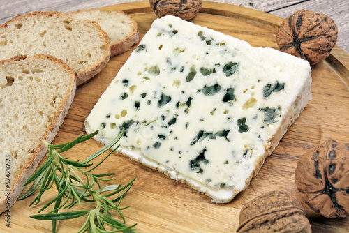 tranche de fromage roquefort sur une planche à découper