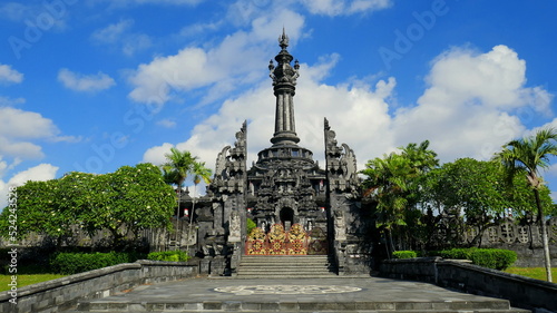 Nationaldenkmal in Bali zur Befreiung von Holland 1945 umgeben von Bäumen unter blauem Himmel