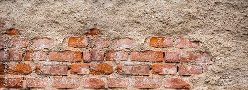 Faktura starego ceglanego muru z naturalnymi defektami.