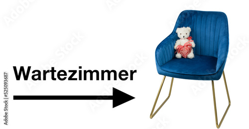 Hinweisschild zum Wartezimmer mit Pfeil nach rechts und ein Teddybär mit einem Herz sitzt auf einem blauen Stuhl isoliert vor weißem Hintergrund.