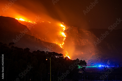 Incendio forestal en montaña con bomberos