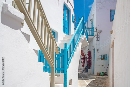  Weißes Haus mit blauer Treppe Die malerische Hauptstadt Chora bekannt als Mykonos-Stadt auf der beliebten Kykladeninsel Mykonos, Griechenland