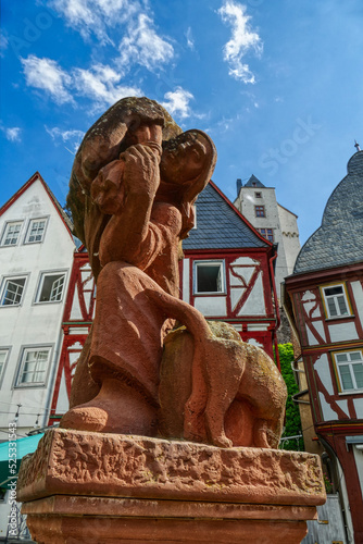 Historische Brunnenskulptur am Marktplatz in Diez an der Lahn