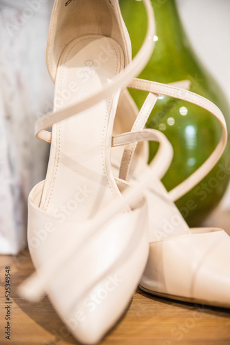 buty detal ubieranie pomoc ślub wesele