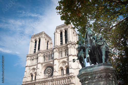 Notre-Dame de Paris et statue de Charlemagne