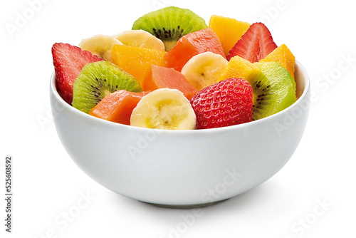 Tigela branca com salada de frutas em fundo branco - morango, kiwi, banana, mamão, manga e melancia