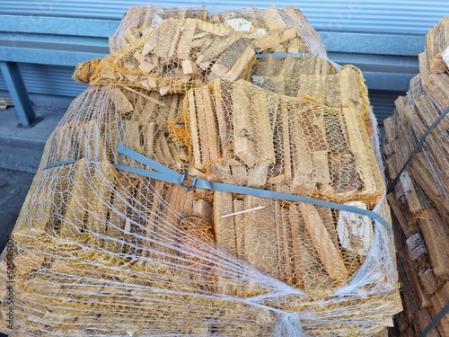 Wiązki drewna opałowego przygotowane do transportu. 