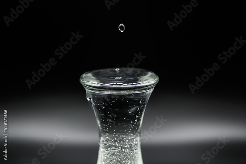 Goutte d'eau qui fait déborder le vase