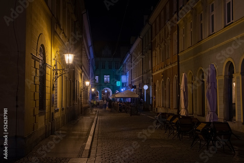 Aleja na wrocławskim Starym Mieście nocną porą | An alley in Wrocław's Old Town at night