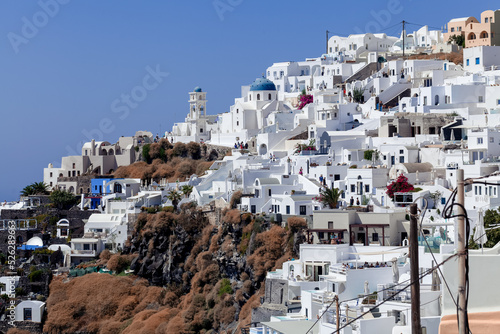 Santorini, Grecja. Widok tradycyjnych cykladzkich domów, wakacje w tle.