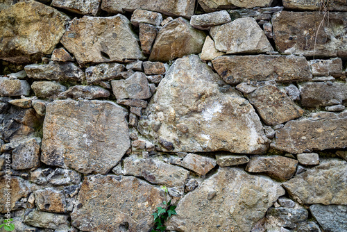 Fragmęt muru, Rezerwat przyrody Jeziorko Daisy – utworzony w 1998 r. geologiczno-leśny rezerwat przyrody nieożywionej, wchodzący w skład Książańskiego Parku Krajobrazowego