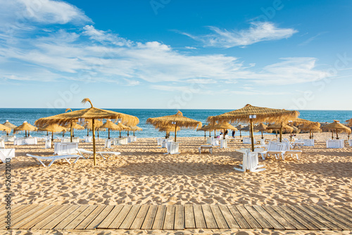 Parasole i leżaki na plaży Quarteira - Algarve