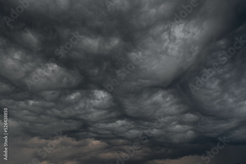 Czarne, ciężkie, pofałdowane burzowe chmury. Budzą one grozę zapowiadając nadejście gwałtownych opadów i wiatru stanowiącego zagrożenie dla życia.