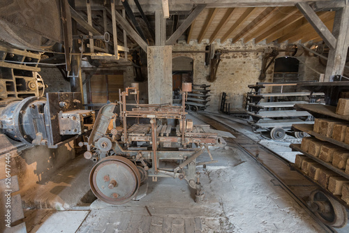 Des nombreuses usines céramiques réparties le long du Canal du Centre au début du XXe siècle, l’ancienne briqueterie Vairet-Baudot de Ciry-le-Noble est la plus complètement préservée.