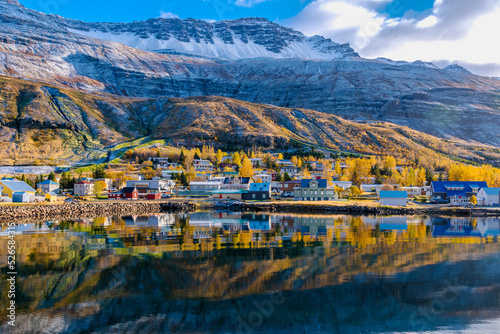 die kleine Stadt Seyðisfjörður liegt direkt am Fjord in einer unglaublichen Natur. Seydisfjordur