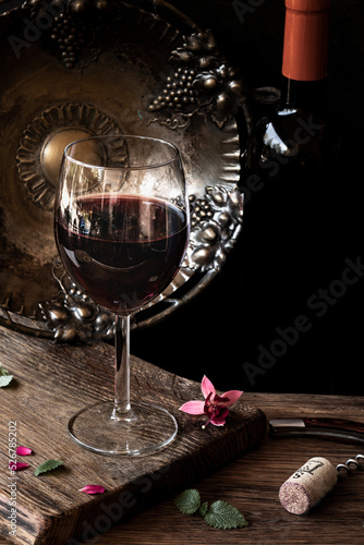 czerwone wino butelka drewno vintage drewno mięta winogrona viniarnia