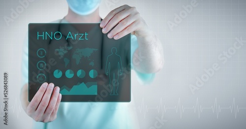 HNO Arzt (Hals-Nasen-Ohren-Arzt). Arzt hält virtuellen Brief mit Text und einem Interface. Medizin in der Zukunft