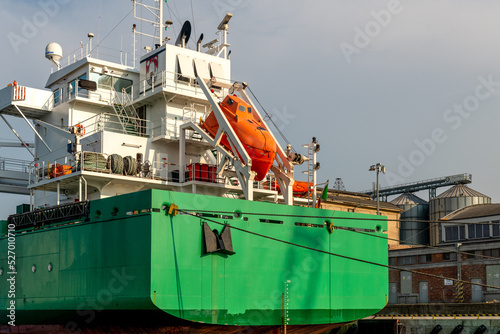 pomarańczowa szalupa ratunkowa na specjalnym podeście ułatwiającym szybką ewakuację 