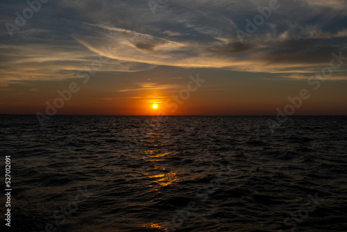 słońce zbliżające się do krawędzi morza
