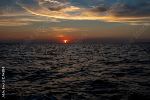 przepiękny zachód słońca nad morzem