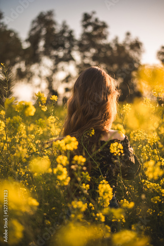 Ragazza pensierosa in campo di fiori al tramonto - Pensieri - concept